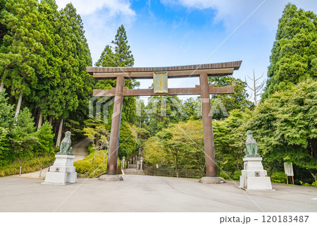 浜松市にある秋葉山本宮秋葉神社上社の鳥居のある風景(静岡県) 120183487
