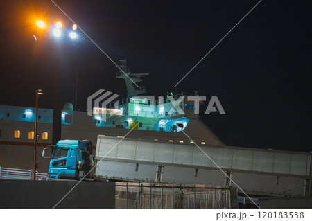 カーフェリーと積み込む大型トラック 120183538