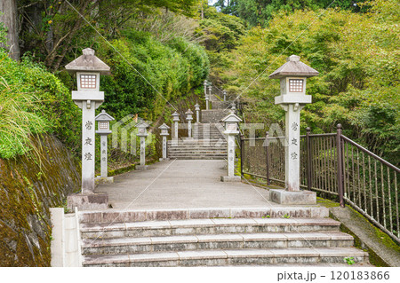 浜松市にある秋葉山本宮秋葉神社上社の長い階段の風景(静岡県) 浜松市にある秋葉山本宮秋葉神社上社の長い階段の風景(静岡県) 120183866