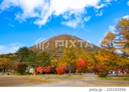 群馬県 紅葉に染まるの榛名山、榛名富士 120183956