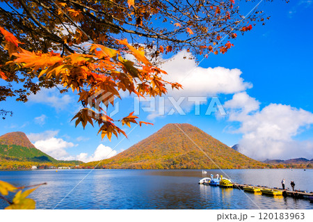 群馬県 紅葉に染まるの榛名山、榛名富士 120183963