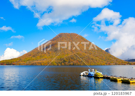 群馬県 紅葉に染まるの榛名山、榛名富士 群馬県 紅葉に染まるの榛名山、榛名富士 120183967