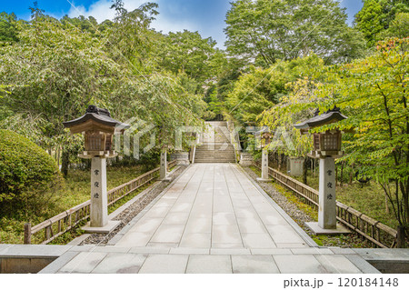 浜松市にある秋葉山本宮秋葉神社上社の新緑に包まれた参道の風景(静岡県) 120184148