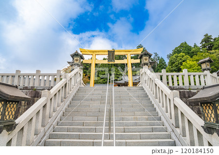 浜松市にある秋葉山本宮秋葉神社上社の青空に映える幸福の鳥居のある風景(静岡県) 120184150