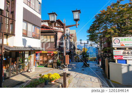 群馬県渋川市 秋の伊香保、伊香保温泉石段街 群馬県渋川市 秋の伊香保、伊香保温泉石段街 120184614