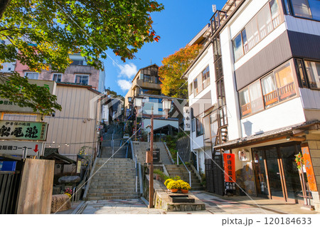 群馬県渋川市 秋の伊香保、伊香保温泉石段街 群馬県渋川市 秋の伊香保、伊香保温泉石段街 120184633