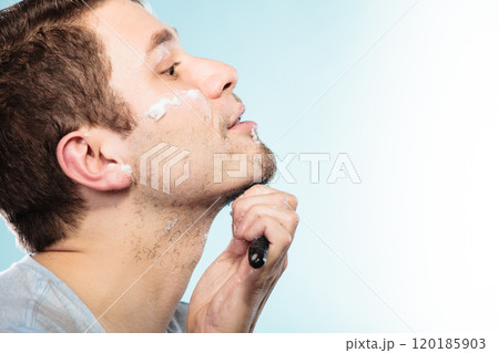 Man shaving with razor face profile Man shaving with razor face profile 120185903