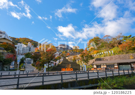 群馬県渋川市 秋の伊香保、伊香保温泉石段街 120186225