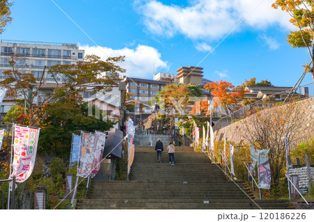 群馬県渋川市 秋の伊香保、伊香保温泉石段街 120186226