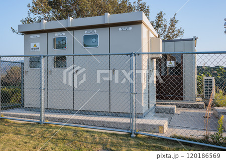 キュービクルの重要性　安全な電力供給を支える設備の役割 120186569