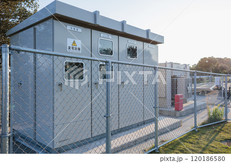 キュービクルの重要性　安全な電力供給を支える設備の役割 120186580