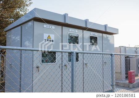 キュービクルの重要性　安全な電力供給を支える設備の役割 120186581