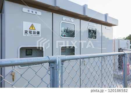 キュービクルの重要性　安全な電力供給を支える設備の役割 120186582