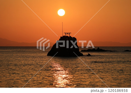 牛之浜海岸から望む甑島と夕日　美しき自然の調和 120186938