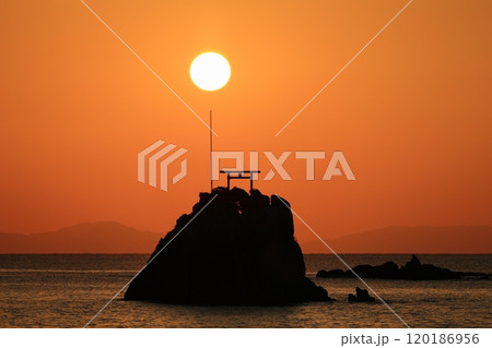 牛之浜海岸から望む甑島と夕日 美しき自然の調和 牛之浜海岸から望む甑島と夕日 美しき自然の調和 120186956