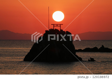 牛之浜海岸から望む甑島と夕日 美しき自然の調和 牛之浜海岸から望む甑島と夕日 美しき自然の調和 120186972