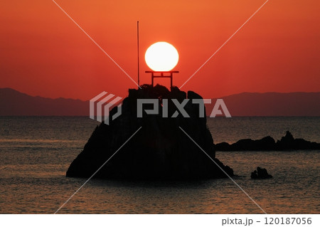 鳥居と夕日 牛之浜の神秘的な瞬間 鳥居と夕日 牛之浜の神秘的な瞬間 120187056