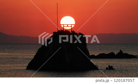 鳥居と夕日　牛之浜の神秘的な瞬間 120187057