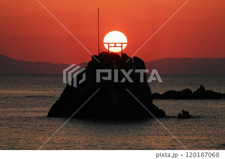 鳥居と夕日 牛之浜の神秘的な瞬間 鳥居と夕日 牛之浜の神秘的な瞬間 120187068