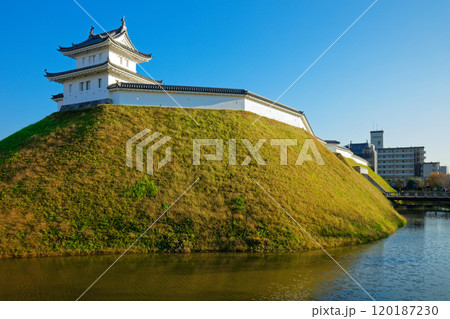 清明台櫓と青空 水面に映える景観 宇都宮城址公園 清明台櫓と青空 水面に映える景観 宇都宮城址公園 120187230