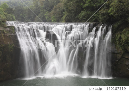 マイナスイオンを感じられ癒やしを得られる森林の中の美しい滝 120187319