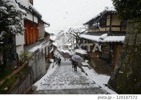 雪の三年坂　京都市東山区 120187572