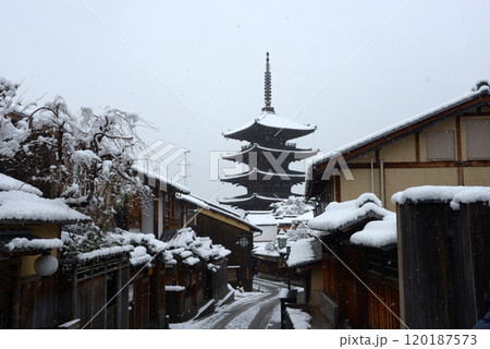 八坂の塔　雪景色　京都市東山区 120187573