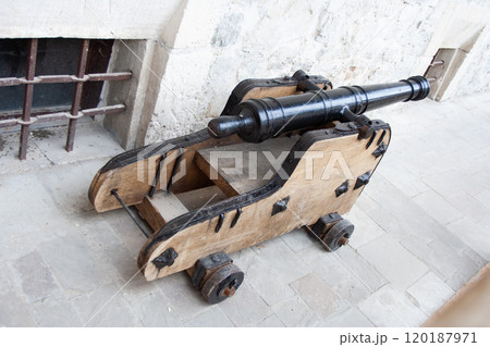 Ancient naval cannon on the wall of the fort 120187971