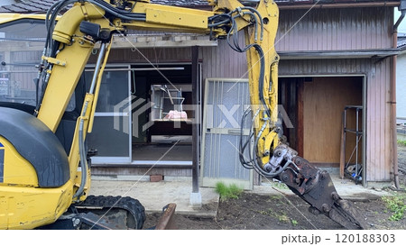 アパート解体のユンボ　工事現場  120188303