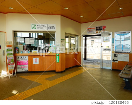山形県鶴岡市 あつみ温泉駅の駅舎内の様子 120188496