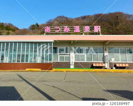 山形県鶴岡市 あつみ温泉駅の春の風景より 120188497