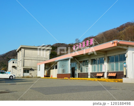 山形県鶴岡市 あつみ温泉駅の春の風景より 120188498