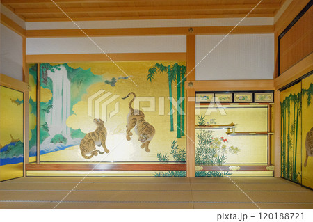 絢爛豪華な竹林豹虎図の和室 120188721
