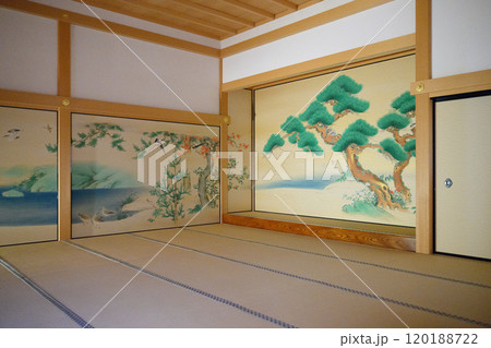 豪華な障壁画と床の間の和室 120188722