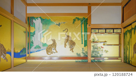 絢爛豪華な竹林豹虎図の和室 絢爛豪華な竹林豹虎図の和室 120188724