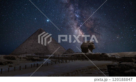 エジプト　ギザのクフ王のピラミッドとスフィンクス上空の天の川銀河 120188847