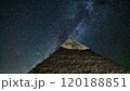 エジプト・ギザのカフラー王のピラミッド　天の川銀河の星空 120188851