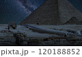 エジプト　スフィンクス・クフ王のピラミッドと星空 120188852