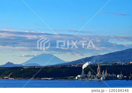 羊蹄山と室蘭工業地帯 120189148