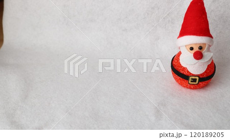 赤い帽子サンタクロース余白クリスマス背景素材スペース 赤い帽子サンタクロース余白クリスマス背景素材スペース 120189205