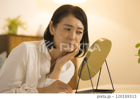 夜、スキンケアをするミドル女性　　　 120189313