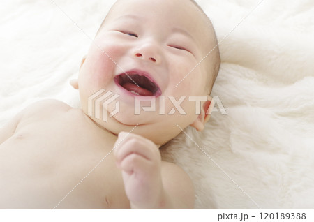 ご機嫌でかわいい笑顔の赤ちゃん 120189388