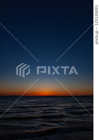 陸奥湾に沈む夕日 120189881