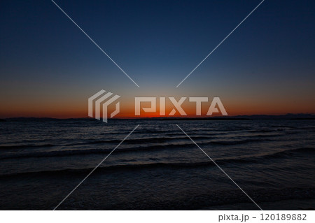 陸奥湾に沈む夕日 120189882