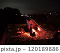 静かに燃える焚き火 120189886