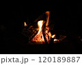 静かに燃える焚き火 120189887
