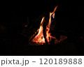 静かに燃える焚き火 120189888