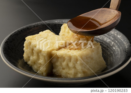 揚げ出し豆腐に出汁をかける 出汁を注ぐ 出汁を張る 揚げ出し豆腐に出汁をかける 出汁を注ぐ 出汁を張る 120190283