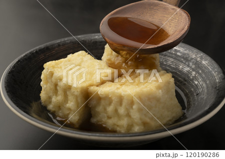 揚げ出し豆腐に出汁をかける 出汁を注ぐ 出汁を張る 揚げ出し豆腐に出汁をかける 出汁を注ぐ 出汁を張る 120190286