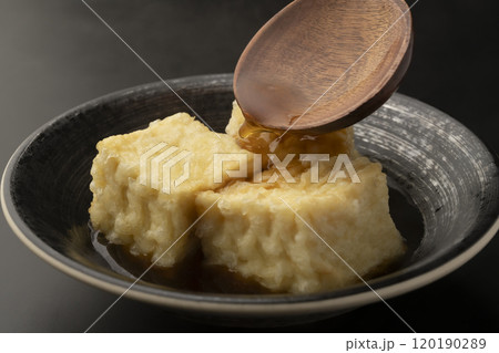 揚げ出し豆腐に出汁をかける　出汁を注ぐ　出汁を張る 120190289